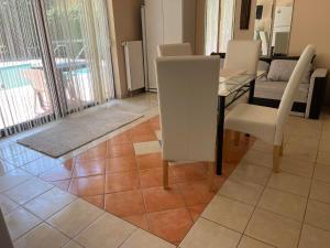 d'une salle à manger avec une table et des chaises. dans l'établissement Liliána Apartman Siófok, à Siófok