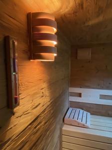 um quarto com uma sauna com um banco e uma luz em Jörgenbauerhütte em Spital am Pyhrn