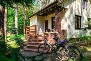 uma bicicleta estacionada em frente a uma casa em Masuria Warsaw Family em Topolina