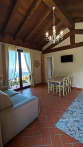 - un salon avec un canapé et une table dans l'établissement Agriturismo Il Casale Del Lago, à Gardone Riviera