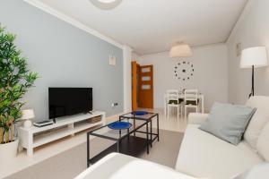 Televízia a/alebo spoločenská miestnosť v ubytovaní Vacation home in the best location, with terrace and pool in Marbella Center
