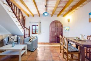 una sala de estar con una mesa y sillas en Can Nin, en Santanyí