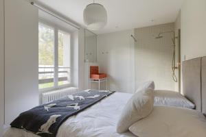 Un dormitorio con una cama con una manta. en La Savoy 2 - Thermes de Saint-Gervais - Happy Rentals en Saint-Gervais-les-Bains
