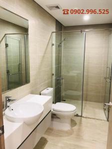 uma casa de banho com um WC, um lavatório e um chuveiro em Luxury Apartment-Vinhomes Grand Park Quận 9-Bống Homestay em Long Bình