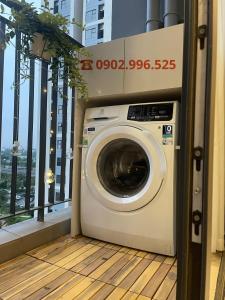 Long Bình的住宿－Luxury Apartment-Vinhomes Grand Park Quận 9-Bống Homestay，带窗户的客房内的洗衣机