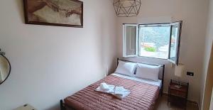 um quarto com uma cama com duas toalhas em VILLA PENELOPE em Tourlotí