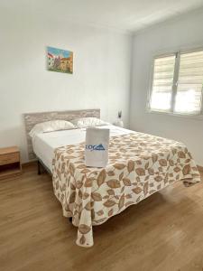 デニアにあるVilla Silvia LOCDENIAのベッドルーム1室(ボックス付きのベッド1台付)