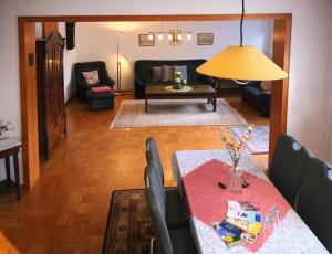 sala de estar con mesa y sofá en Wachholz, Ferienwohnung en Celle