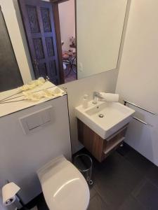 Foto dalla galleria di Vista dolce - Wohnung mit fabelhaftem Blick über die Dächer von Brissago a Brissago