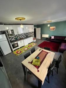 Köök või kööginurk majutusasutuses FERIENWOHNUNG-HOLIDAY APARTMENT-KVARTIRA internet free
