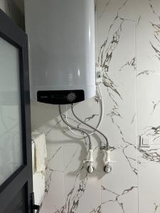 un objet blanc sur un mur dans une salle de bains dans l'établissement FERIENWOHNUNG-HOLIDAY APARTMENT-KVARTIRA internet free, à Belek