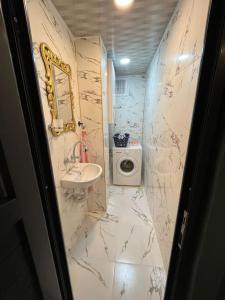 La petite salle de bains est pourvue d'un lavabo et de toilettes. dans l'établissement FERIENWOHNUNG-HOLIDAY APARTMENT-KVARTIRA internet free, à Belek