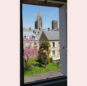 ventana con vistas a la ciudad en La Miséricorde en Coutances