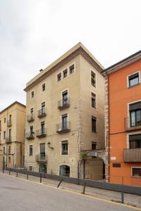 an apartment building on the side of a street at Apartament al cor del barri vell de Girona in Girona