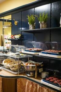 ein Buffet mit vielen verschiedenen Speisen in der Unterkunft Hotel Deutschmeister in Wien