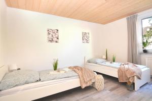 コー​​ブルクにあるCO06-HI Apartment in Coburgの白いベッドルーム(ベッド2台、窓付)