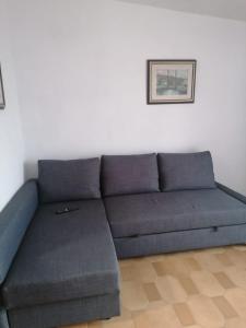 a blue couch sitting in a living room at Аppartamenti vicino al mare in Scalea
