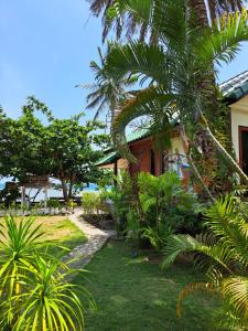 una casa con palmeras frente a un patio en Sense Asia en Haad Tian