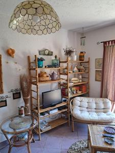 a living room with a couch and a tv at Apartman Mafini in Krasici
