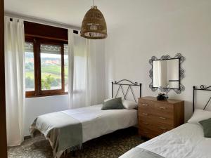 a bedroom with two beds and a window at Villa Rosana in Naveces