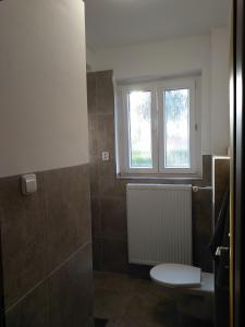La salle de bains est pourvue de toilettes et d'une fenêtre. dans l'établissement Hrnčírna, à Kněževes