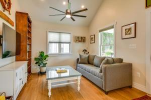 Χώρος καθιστικού στο Modern Solomons Cottage Rental - Walk to Island!