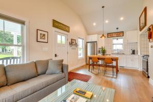 Η κουζίνα ή μικρή κουζίνα στο Modern Solomons Cottage Rental - Walk to Island!