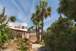 a house with palm trees in front of it at Villa Cristina in Cala d´Or