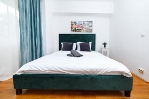 Un pat sau paturi într-o cameră la Color Apartments Unirii 14 Blv