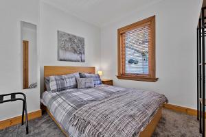 a bedroom with a bed and a window at Finest Retreats - The Sea Cottage in Avoch