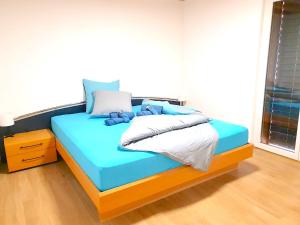 um quarto com uma cama com lençóis azuis e brancos em Casa Bluette em Selma