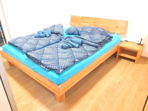 Bett mit blauen Kissen auf einem Zimmer in der Unterkunft Casa Bluette in Selma