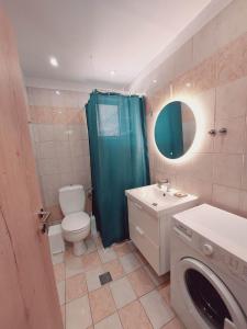 イクシアにあるEmerald homeのバスルーム(トイレ、洗面台、洗濯機付)
