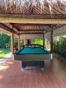 un tavolo da biliardo, posto sotto un padiglione con tavolo da biliardo di KUTA - 4BR Villa with Private XL Pool a Kuta