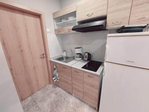 Una cocina o zona de cocina en Emerald home