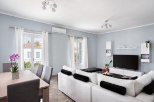 - un salon avec un canapé blanc et une table dans l'établissement Old Port Spetses Mansion, à Spetses