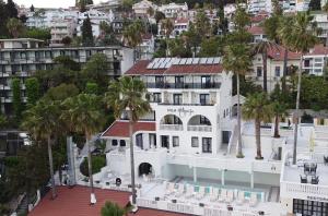 uma vista aérea de um hotel com palmeiras em Hotel Vila Hedonija em Herceg Novi