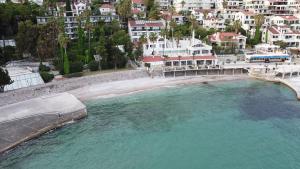 uma vista aérea de uma praia com edifícios e casas em Hotel Vila Hedonija em Herceg Novi