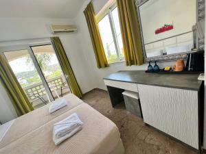 Zimmer mit 2 Betten und einem Schreibtisch mit Spiegel in der Unterkunft Maria Hotel Sisi in Sisi