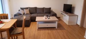 sala de estar con sofá y mesa en Hufeisen, en Hopferau
