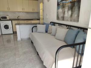 - un canapé dans une chambre avec cuisine dans l'établissement bungalow with private garden, à Playa del Ingles
