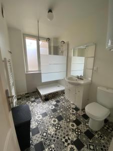 La salle de bains est pourvue de toilettes et d'un lavabo. dans l'établissement Le logis des Halles, à Cerizay