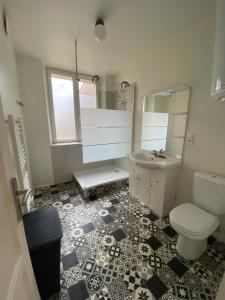 łazienka z toaletą i umywalką w obiekcie Le logis des Halles w mieście Cerizay +6 zdjęć