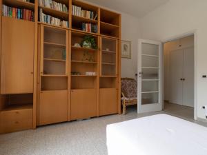 um quarto com estantes de livros de madeira e uma cama em Mamma Ciccia Holiday Home - Old Village Apartment em Mandello del Lario