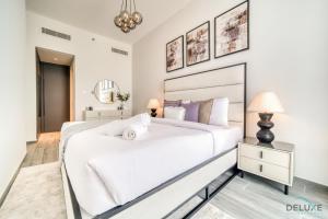 Postel nebo postele na pokoji v ubytování Harmonious 2BR with Assistant Room at Mesk 1 Midtown Dubai Production City by Deluxe Holiday Homes + 32 fotografií