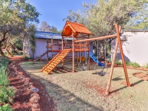 un parque infantil con tobogán y columpio en Thuto Centre Conferencing & Bush Lodge, en Bela-Bela