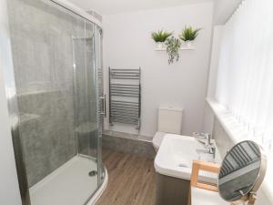 une salle de bain avec douche et lavabo dans l'établissement Stone's Throw, à Morpeth 16 autres photos