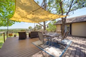 een terras met een tafel en stoelen bij Spacious Austin Vacation Rental with Deck! in Dripping Springs