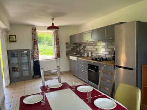 cocina con mesa y nevera en Maison vue superbe, 1-6 pers, Teilhet, Auvergne, en Teilhet