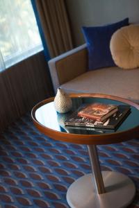 فندق رينسانس أزمير في إزمير: طاولة قهوة مع كتب عليها في الغرفة